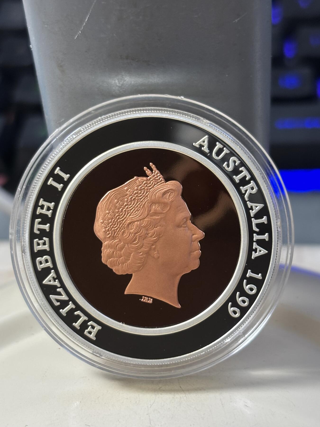 第184期拍卖 澳大利亚1999年千禧年过去精制双色银币，外环999银，内心铜，重量:33.16克，直径：38.74毫米发行：20000枚