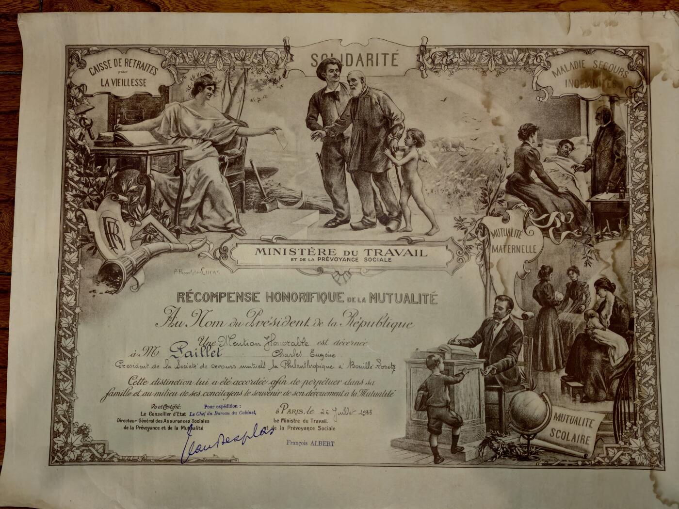 凯旋世界勋赏（第20期）（欢迎送拍）（对拍品有疑问请询问客服，不接受到手刀，出价默认拍品品相。请认真阅读拍卖规则！出价默认已认可！）（收到货请录制开箱视频，无视频概不处理问题。） 1933年法国劳动与社会保障部颁发的互助荣誉嘉奖证书，属于法国早期社会保障体系的官方荣誉文件。   