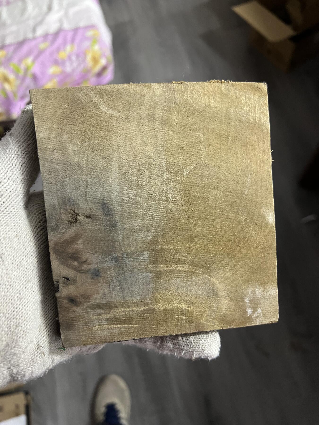 零元拍：NO.5 金丝楠牌子 满金丝 果香满满 尺寸：12.5/13/1.5CM。因为是原材料，木材还未干透