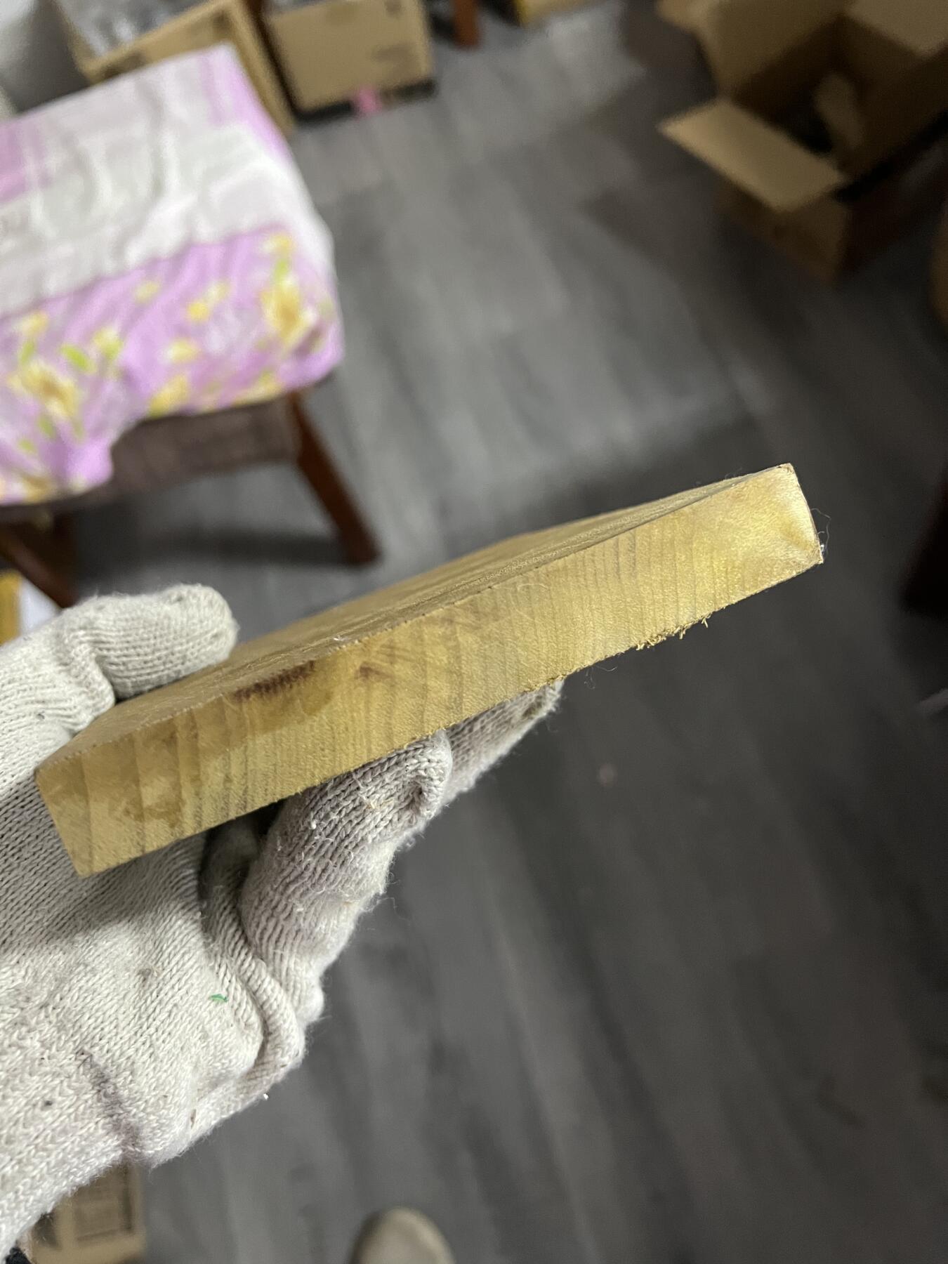 零元拍：NO.5 金丝楠牌子 满金丝 果香满满 尺寸：12.5/13/1.5CM。因为是原材料，木材还未干透