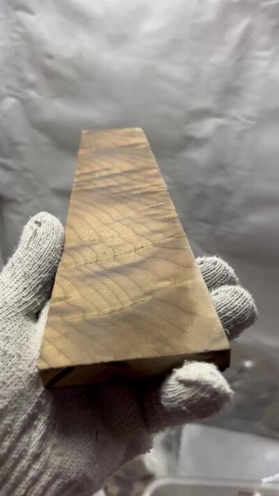 零元拍：NO.A9 金丝楠牌子满金丝 果香满满 尺寸：21/7.5/1.5CM。因为是原材料，木材还未干透