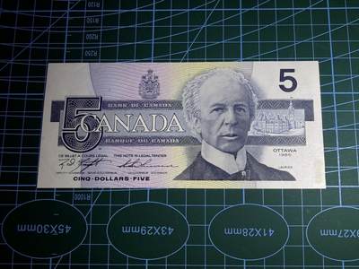 【炜奕收藏】，第五十二期 - 1986年加拿大5元，UNC-品相，有潮斑