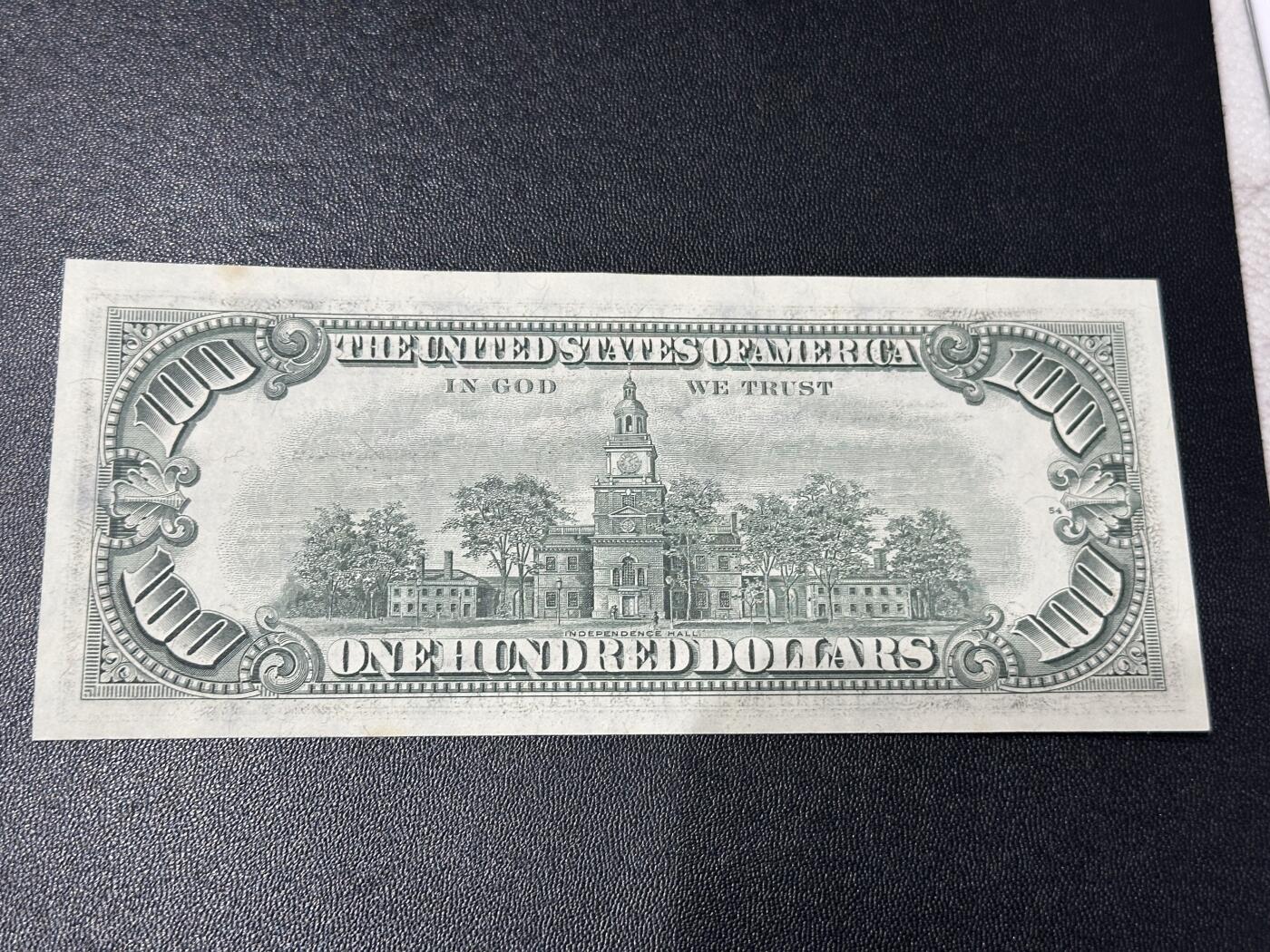 《外钞收藏家》第五百九十一期（畅拍场）（本平台长期征集拍品、欢迎藏友们联系合作） 1977年美国小头版100美元 无折 但有个黄斑