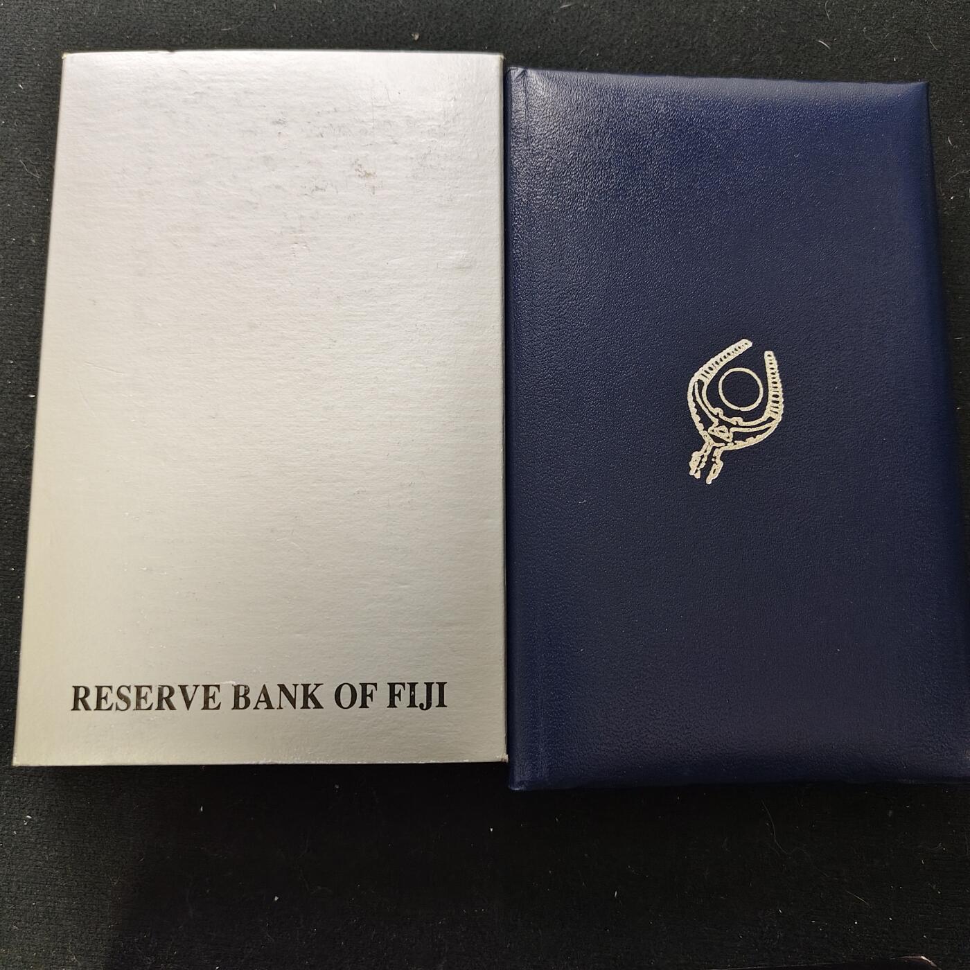 【全场包邮】纯粹捡漏拍483场（免费代拍第20场） 【少见】斐济1992年女王版官方PL套币-量5000