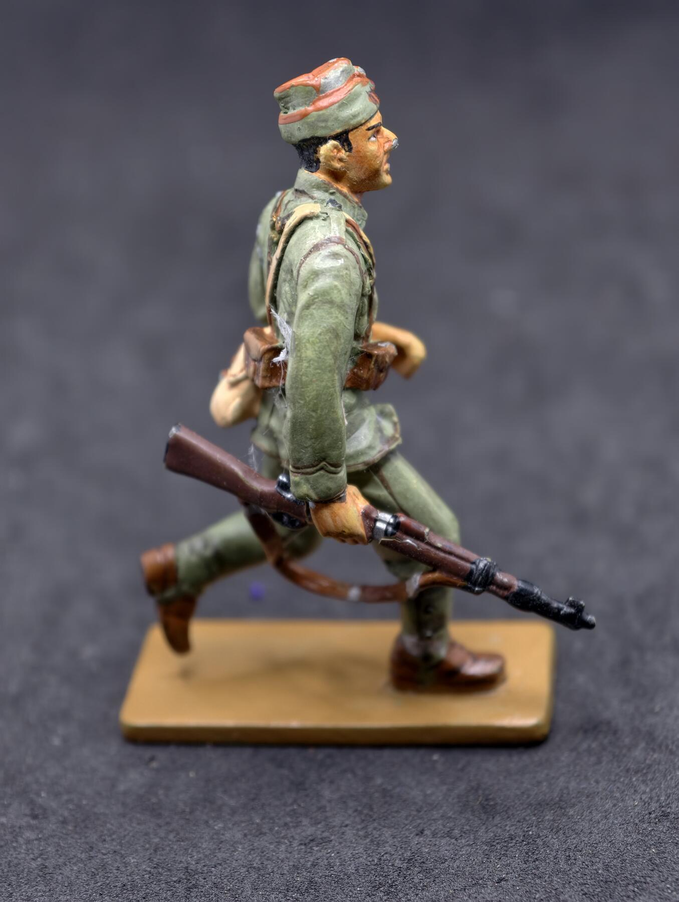 凯旋世界勋赏（第20期）（欢迎送拍）（对拍品有疑问请询问客服，不接受到手刀，出价默认拍品品相。请认真阅读拍卖规则！出价默认已认可！）（收到货请录制开箱视频，无视频概不处理问题。） 1937年西班牙国民军的步兵下士形象，属于西班牙内战时期的军事题材模型。