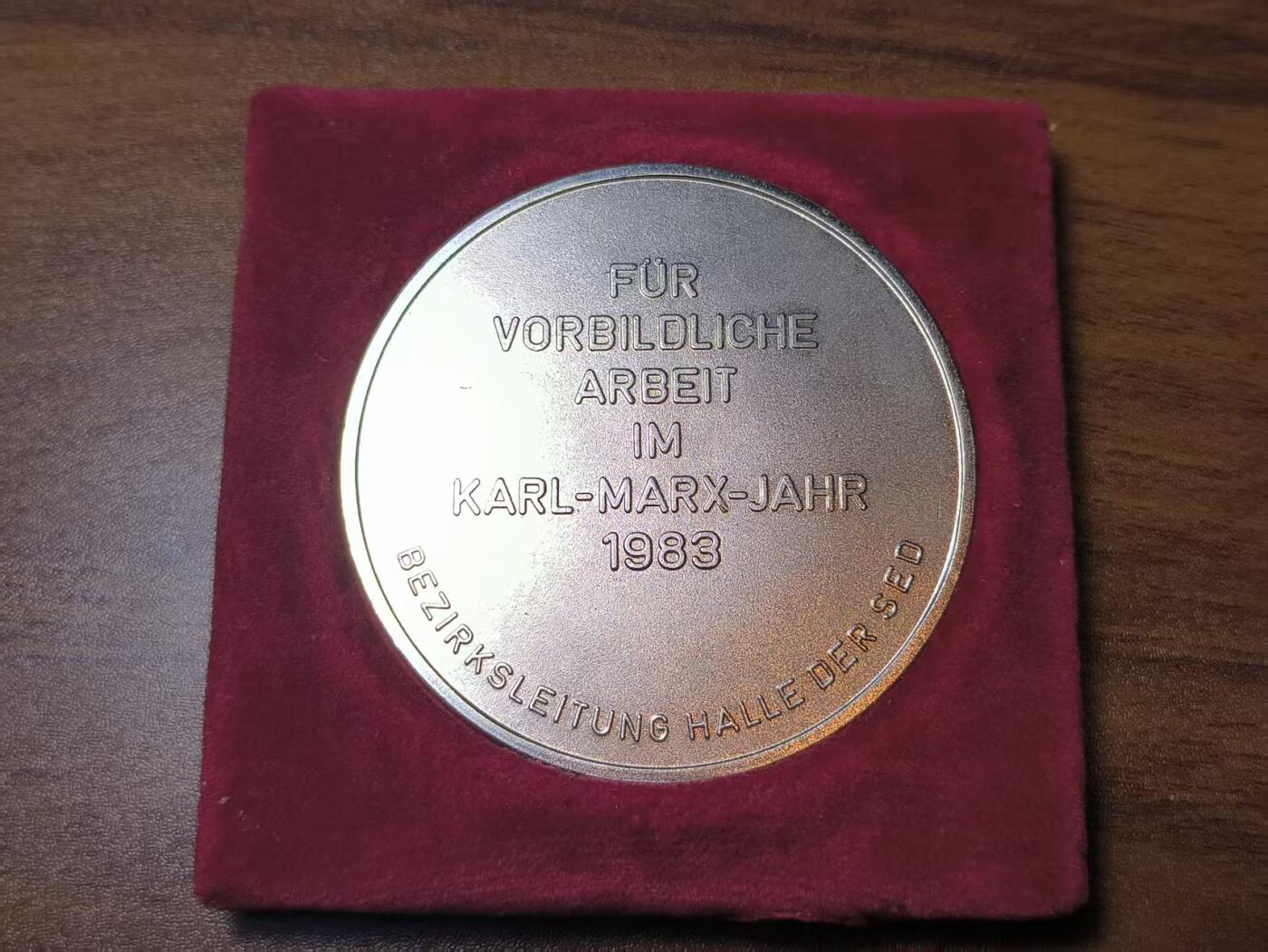 罗岚⭐新藏⭐特惠专拍第一场-分享拍场赚佣 民主德国“卡尔·马克思年”哈雷地区党委模范勋章牌带盒