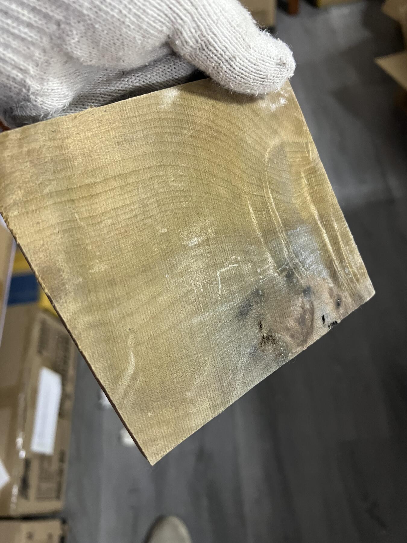 零元拍：NO.5 金丝楠牌子 满金丝 果香满满 尺寸：12.5/13/1.5CM。因为是原材料，木材还未干透