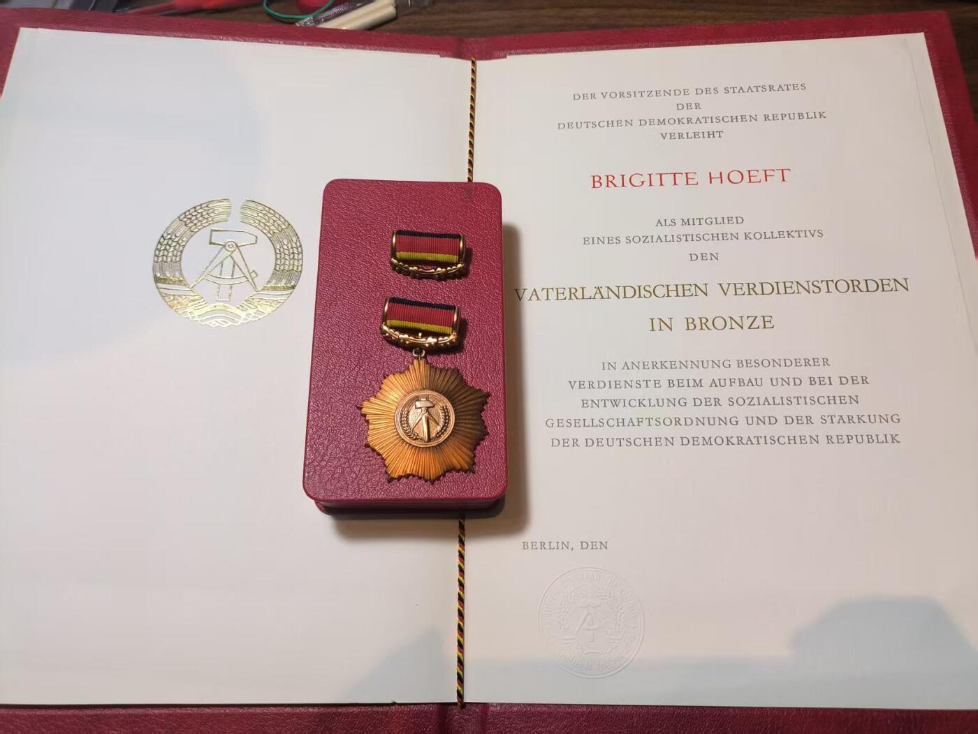 罗岚⭐新藏⭐特惠专拍第一场-分享拍场赚佣 德意志民主共和国 祖国功勋勋章原盒提手挂版本带证书 全东德最高荣誉 由 德意志民主共和国总统委员会（Staatsrat der DDR）颁发