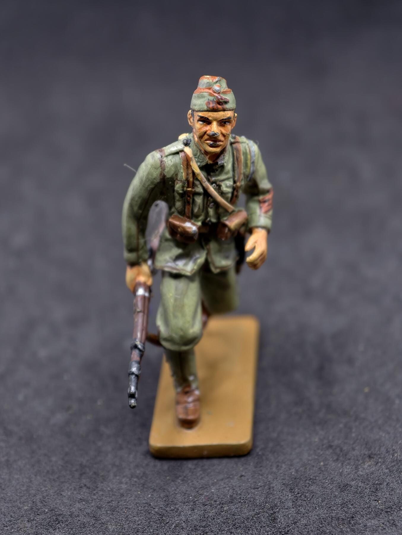 凯旋世界勋赏（第20期）（欢迎送拍）（对拍品有疑问请询问客服，不接受到手刀，出价默认拍品品相。请认真阅读拍卖规则！出价默认已认可！）（收到货请录制开箱视频，无视频概不处理问题。） 1937年西班牙国民军的步兵下士形象，属于西班牙内战时期的军事题材模型。