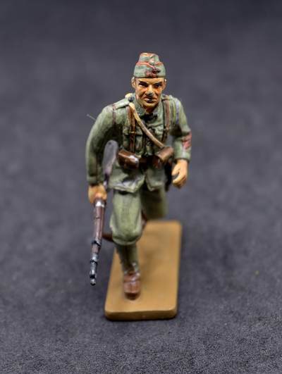 凯旋世界勋赏（第20期）（欢迎送拍）（对拍品有疑问请询问客服，不接受到手刀，出价默认拍品品相。请认真阅读拍卖规则！出价默认已认可！）（收到货请录制开箱视频，无视频概不处理问题。） - 1937年西班牙国民军的步兵下士形象，属于西班牙内战时期的军事题材模型。