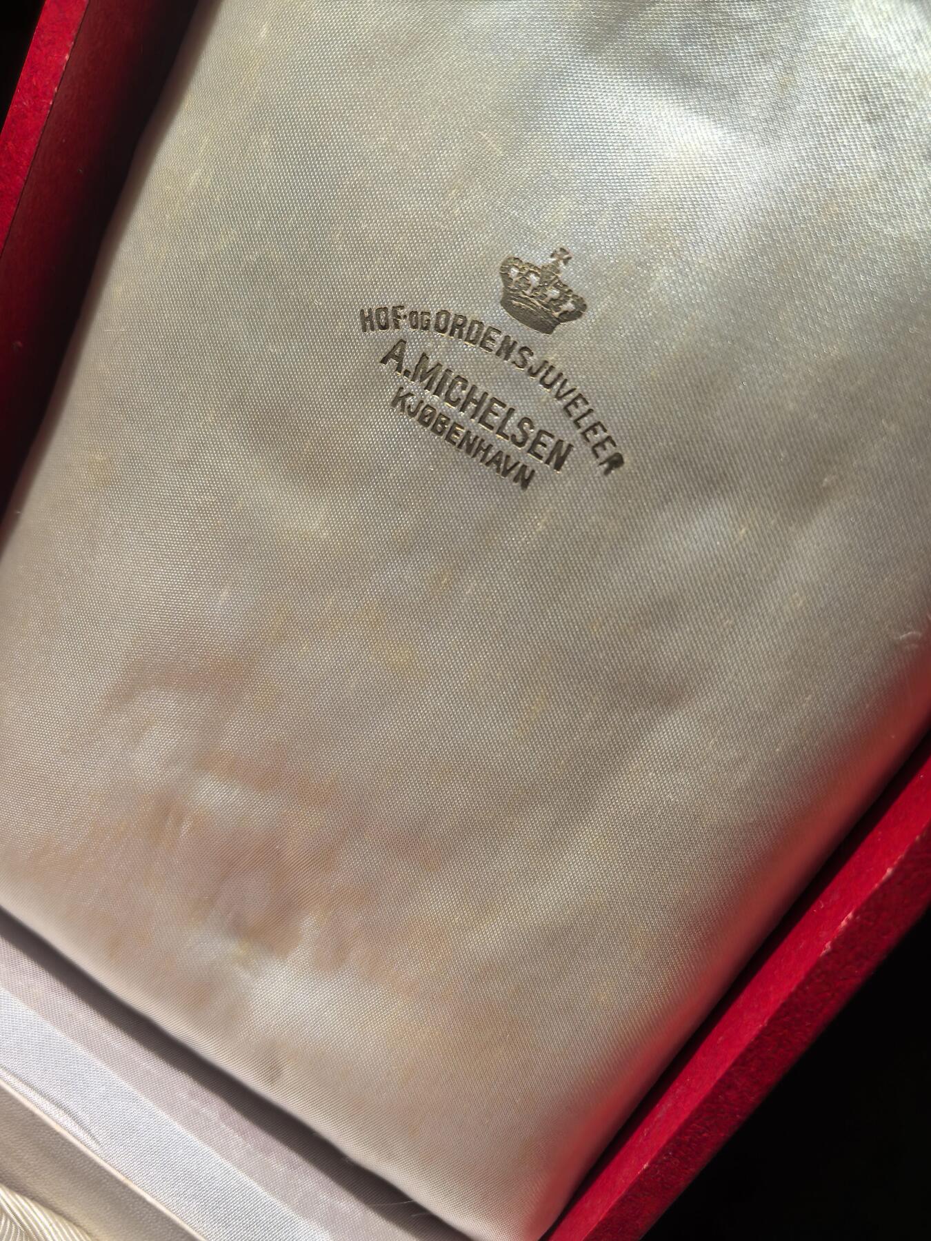 盛世勋华——号角文化勋章邮票专场拍卖第291期 丹麦 大十字级国旗勋章 原盒带厂标 银质带银标厂标 弗里德里克九世版 1940-1950年代 类似后期版本不带盒eMedals售价4500美元参见图10