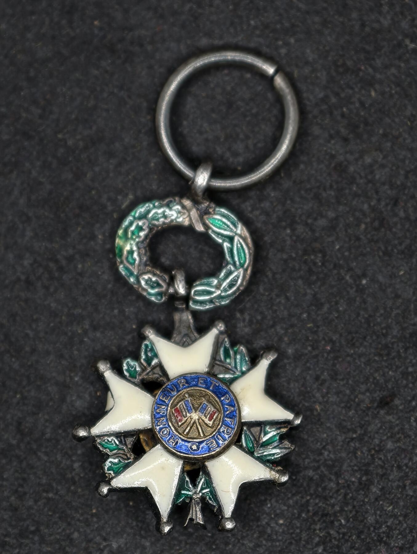 凯旋世界勋赏（第20期）（欢迎送拍）（对拍品有疑问请询问客服，不接受到手刀，出价默认拍品品相。请认真阅读拍卖规则！出价默认已认可！）（收到货请录制开箱视频，无视频概不处理问题。） 法国五共荣誉军团勋章mini