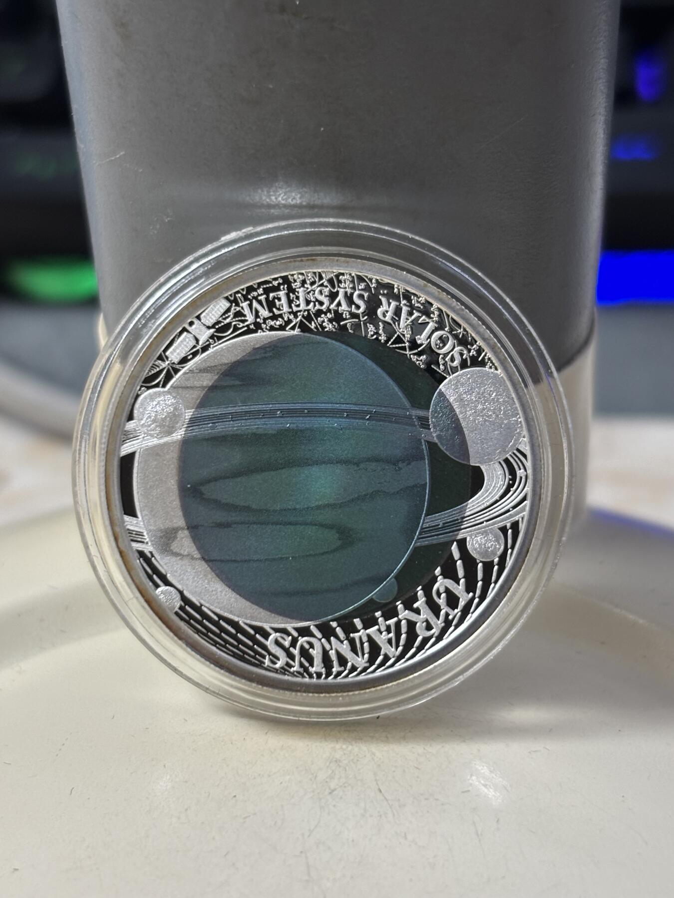 第184期拍卖 帕劳2018年太阳系系列2天王星镶蓝色铌金属彩银币，金属:999银/998铌，重量:15克(8.3克银/6.7克铌），发行：3000枚