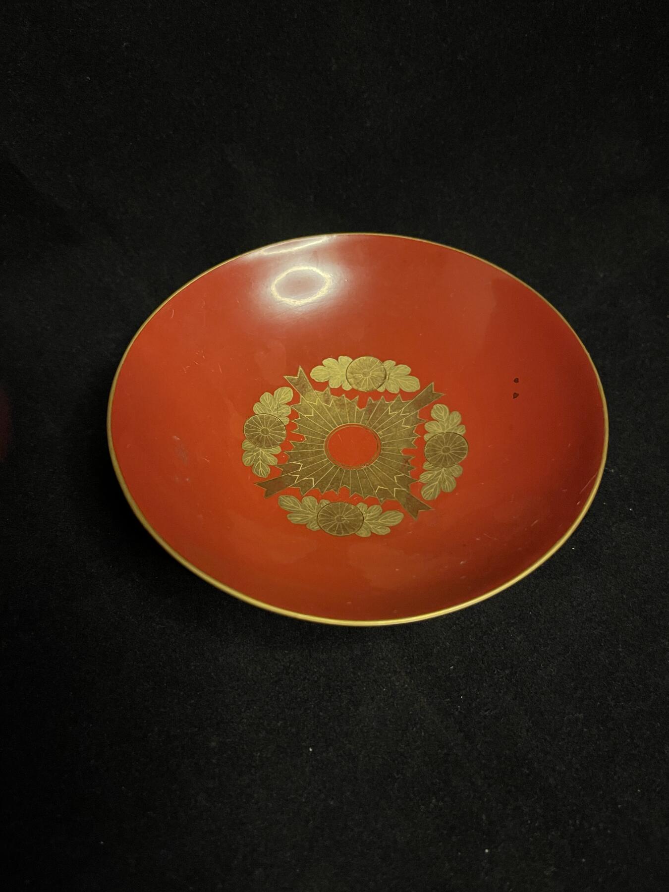 勋章专场 昭和时期，近卫步兵团百年实木堆漆金时绘内绘盏。漆器 重金重银重工绘付 难得精品 有轻微小磨 百年物品保存不易