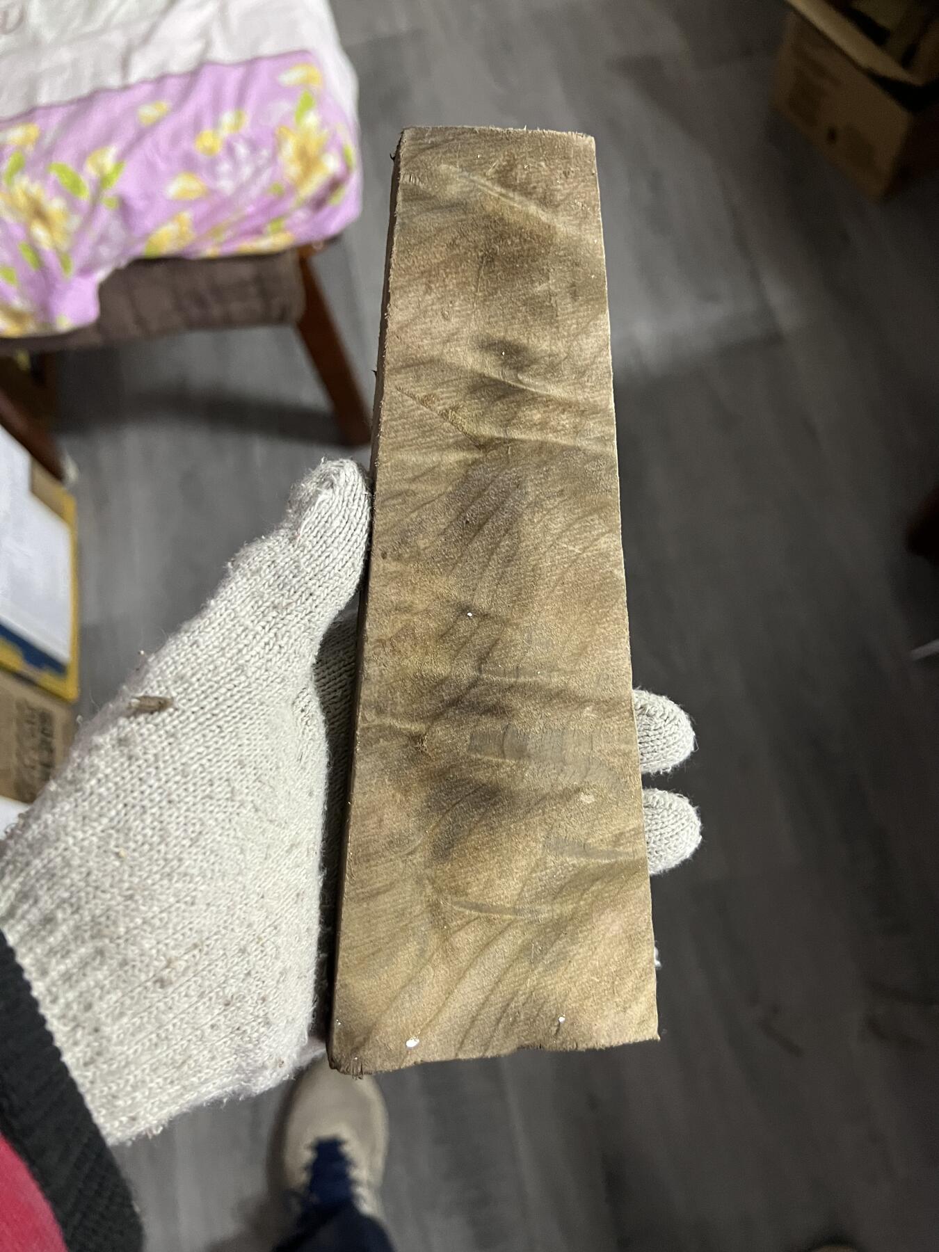 零元拍：NO.A9 金丝楠牌子满金丝 果香满满 尺寸：21/7.5/1.5CM。因为是原材料，木材还未干透