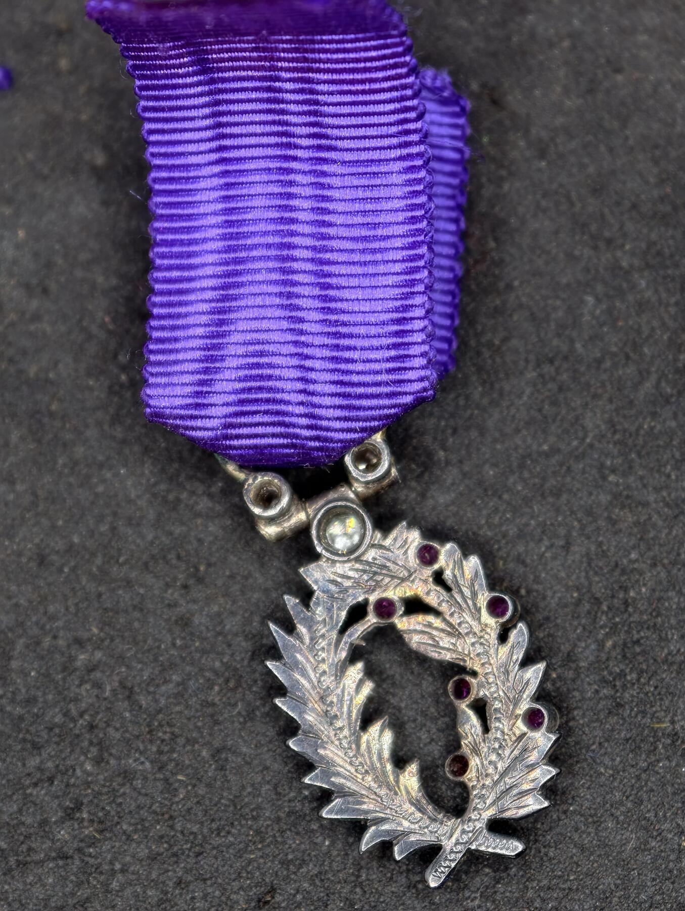 凯旋世界勋赏（第20期）（欢迎送拍）（对拍品有疑问请询问客服，不接受到手刀，出价默认拍品品相。请认真阅读拍卖规则！出价默认已认可！）（收到货请录制开箱视频，无视频概不处理问题。） 棕榈叶珠宝商勋章还钻石红宝石银制打标