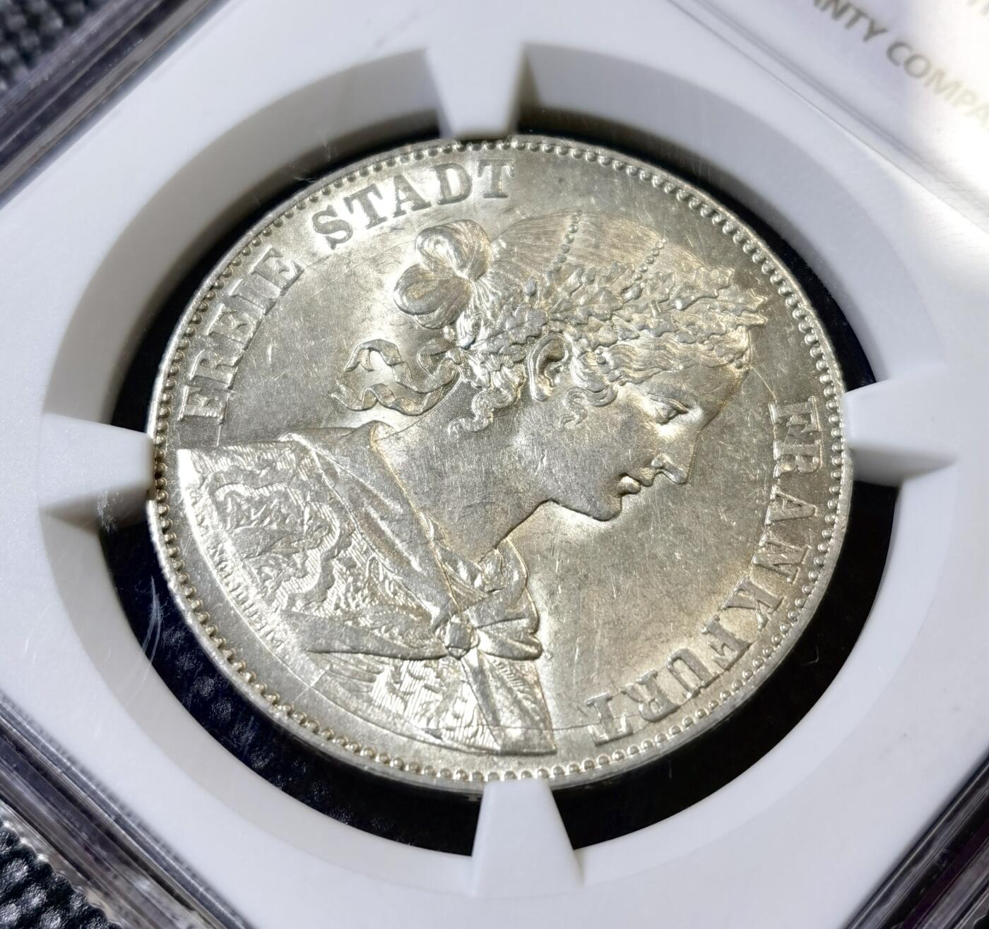 甄臻铺-世界币章拍卖（第42期）送拍享返佣金等优惠多多 NGC-MS61 1860 法兰克福少女（双发髻）1泰勒银币，转光明显