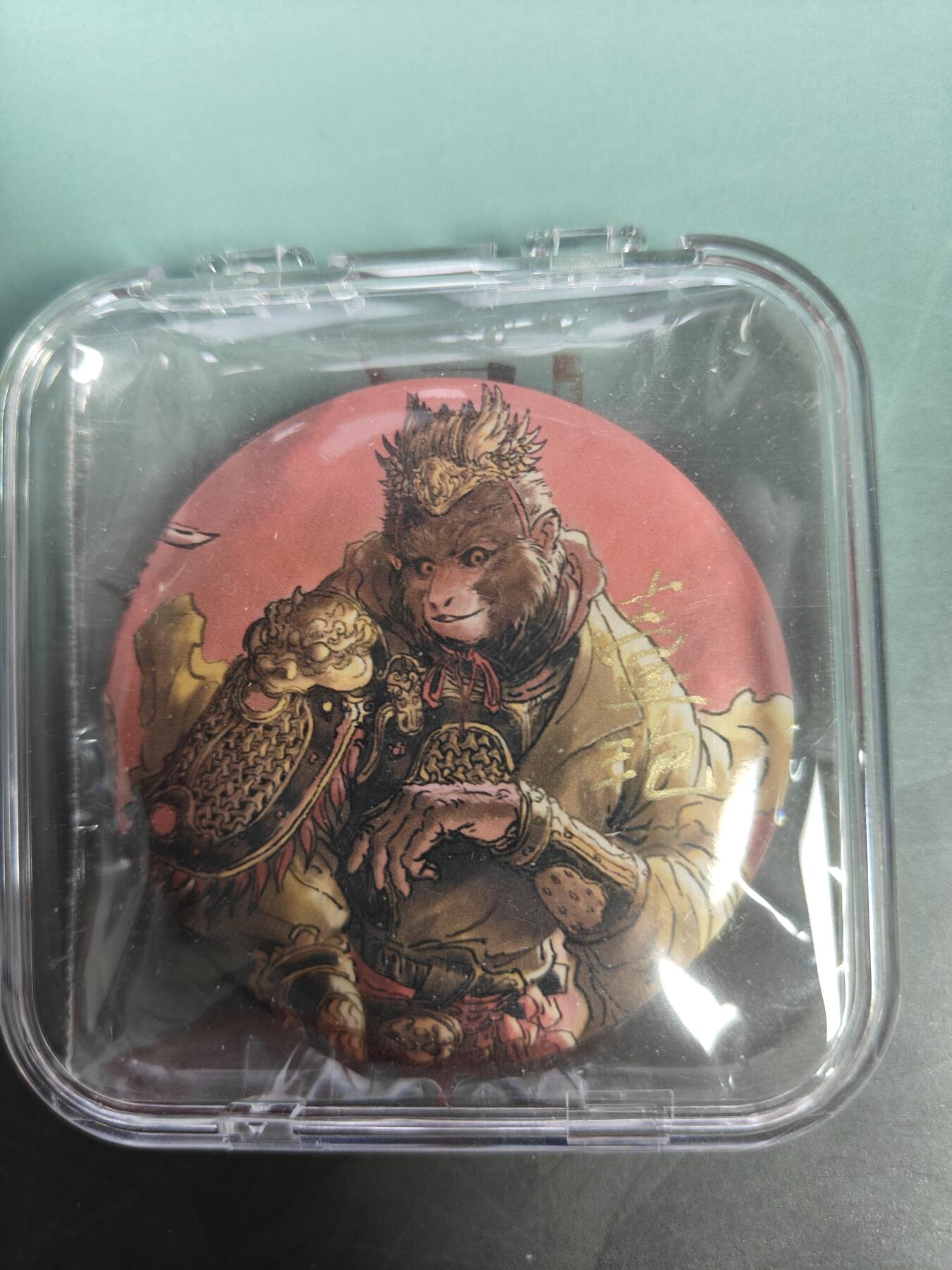 天玑星卡拍第146期《12.4周四截拍》持续收拍收评中 满赠卡需备注 【亲签徽章】一泡 西游 齐天大圣 徽章 带保护壳