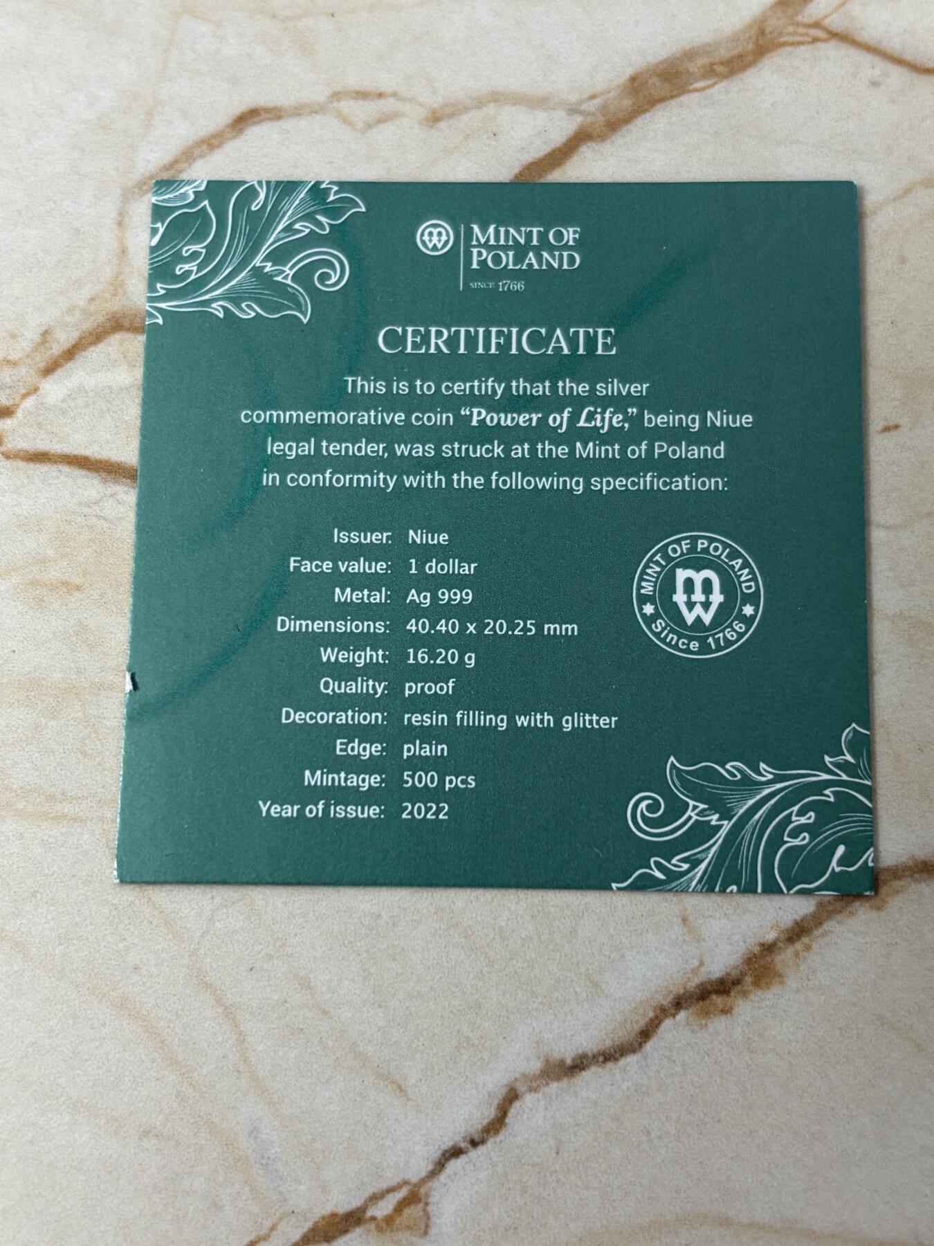 第184期拍卖 纽埃2022年鱼形吊坠镶嵌荧光石异形纪念银币，16.2克，发行量500枚