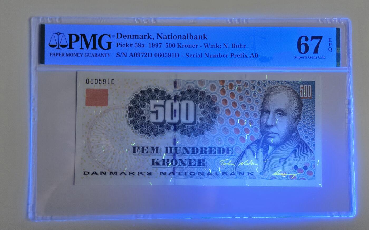 听雨轩精品外币（九十九） 丹麦500克朗 pmg67 稀少初版A0冠无347  物理学家丹尼斯.玻尔1997首发A0冠