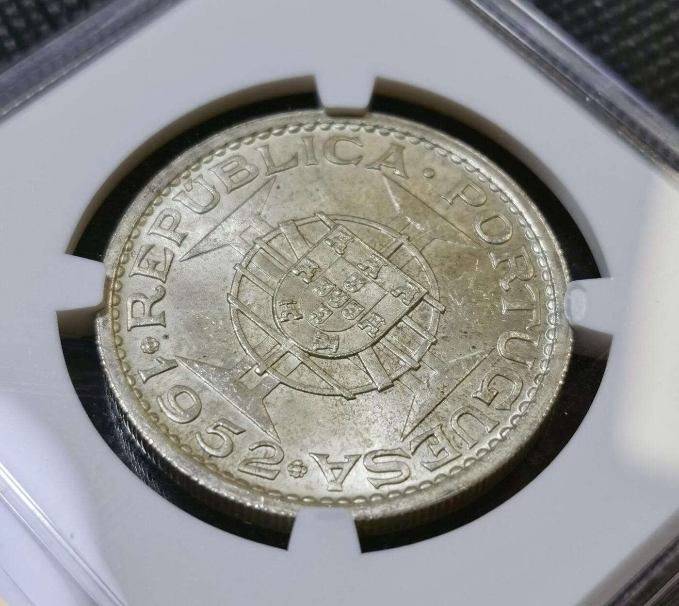 甄臻铺-世界币章拍卖（第42期）送拍享返佣金等优惠多多 NGC-MS65 1952年澳门首发伍圆，两枚一组，卷拆品相