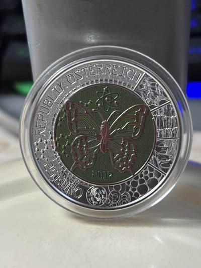 第184期拍卖 - 奥地利2017年银铌镶嵌系列微观世界银铌双金属币，金属:900银998铌，重量:16.5克（10克银，6.5克铌）直径:34毫米，发行：65000枚