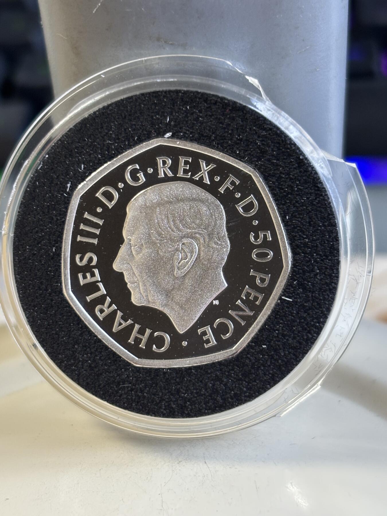 第184期拍卖 英国2022年发行致敬女王伊丽莎白二世50便士加厚精制纪念银币，925银，16克，塑料盒有破