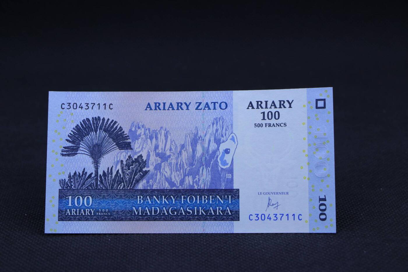 【淘币小摊】限时拍第八百二十一拍  纸币场  满百包邮可预留两周  周一统一发货   马达加斯加2004年100阿尔瑞尔纸币