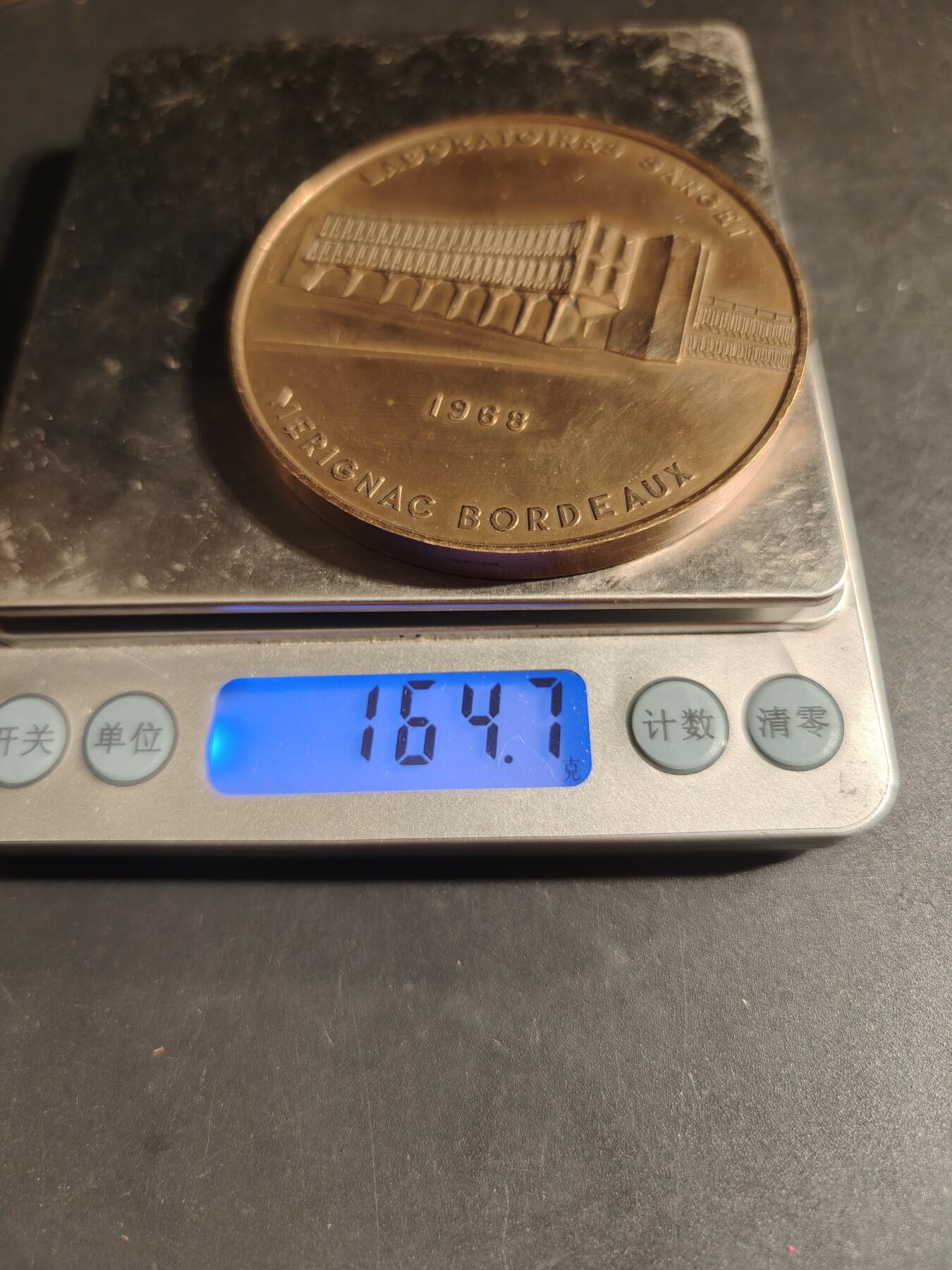 老王徽章第168期 法国药剂师协会盖伦奖大铜章    正面为著名药剂师盖伦     直径68mm.   重量164.7g