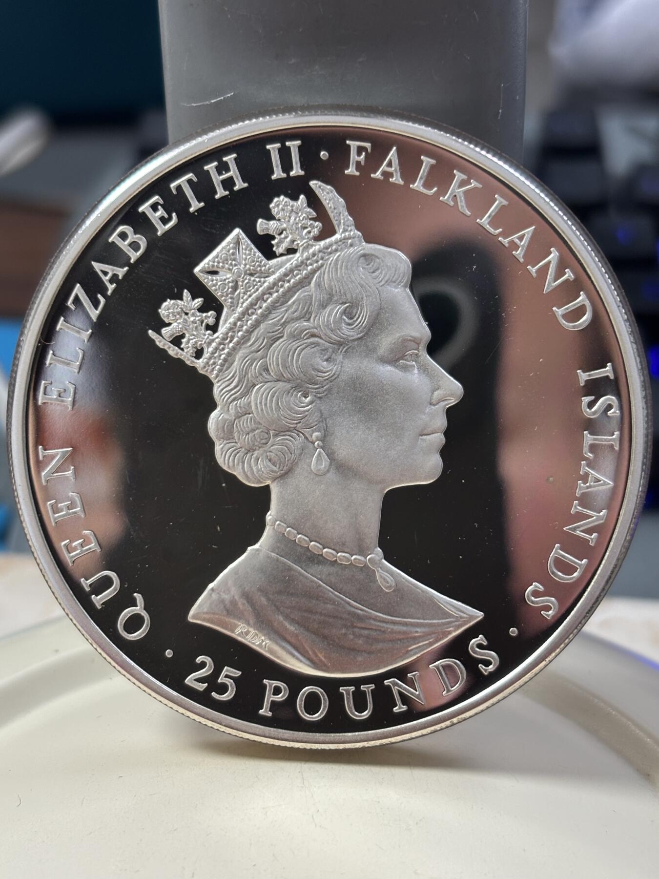 第184期拍卖 福克兰群岛 1986年150克英王婚姻钱币25英磅精制纪念银币 带盒证书，925银银价1923