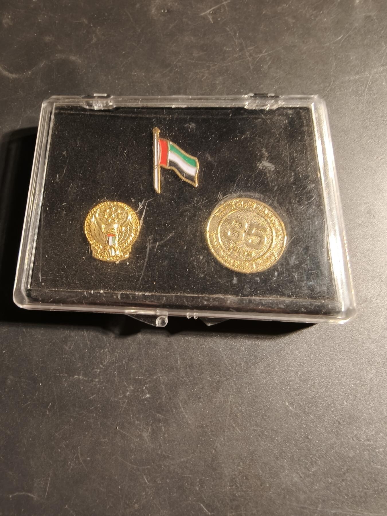 老王徽章第168期 阿联酋独立35周年纪念徽章     3枚一组     原盒