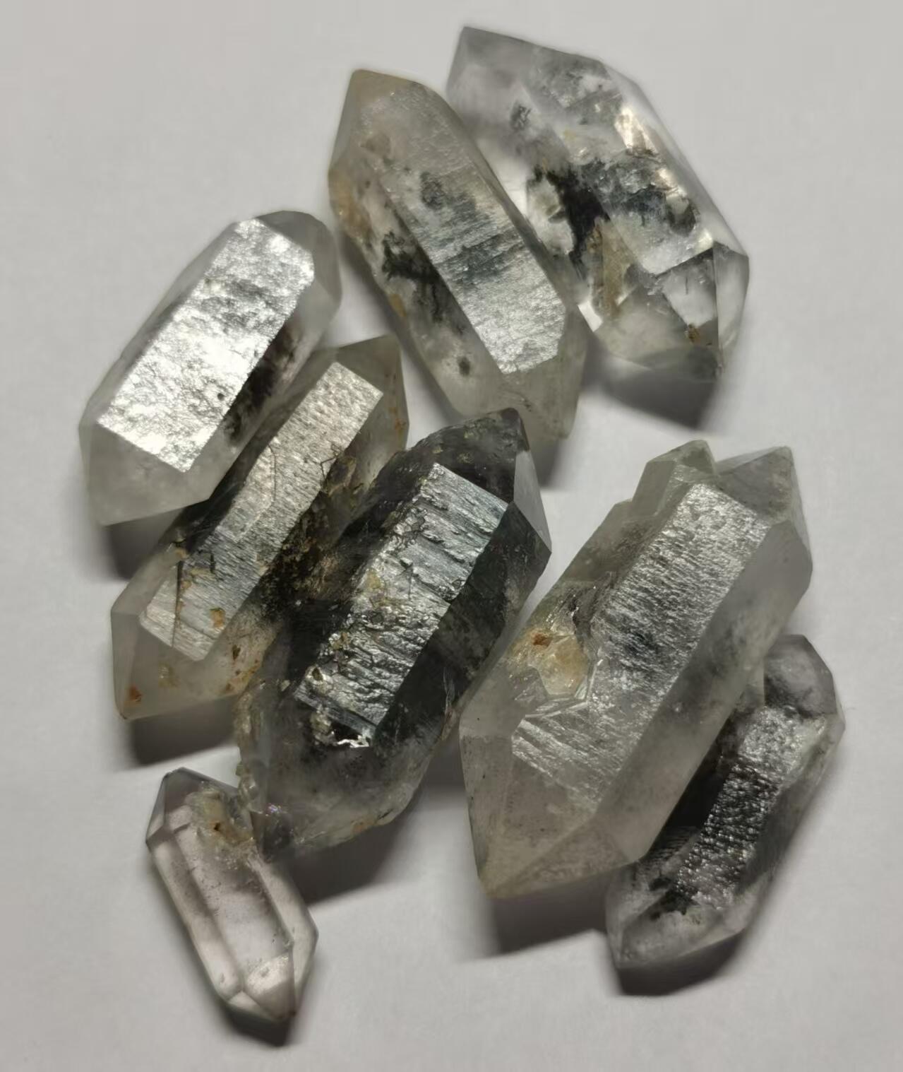 七河·世界钱币杂件水晶矿标小拍（总第30期） 藏家出品 X667 云贵闪灵水晶 糖心类 一组 8 枚，总体重量 30 多克 本件拍品由合作藏家负责邮寄