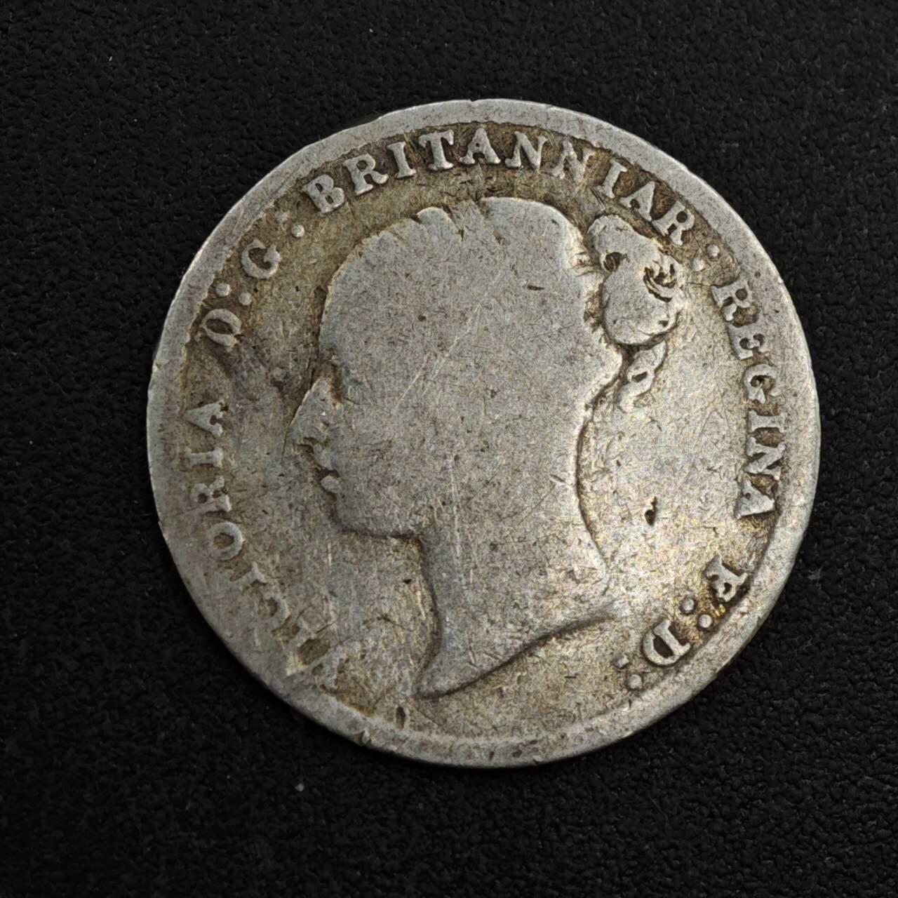 【淘币小摊】实时拍第八百一十八拍   散币小银币场   满百包邮可预留二周 每周一统一发货   英国1884年维多利亚3便士银币