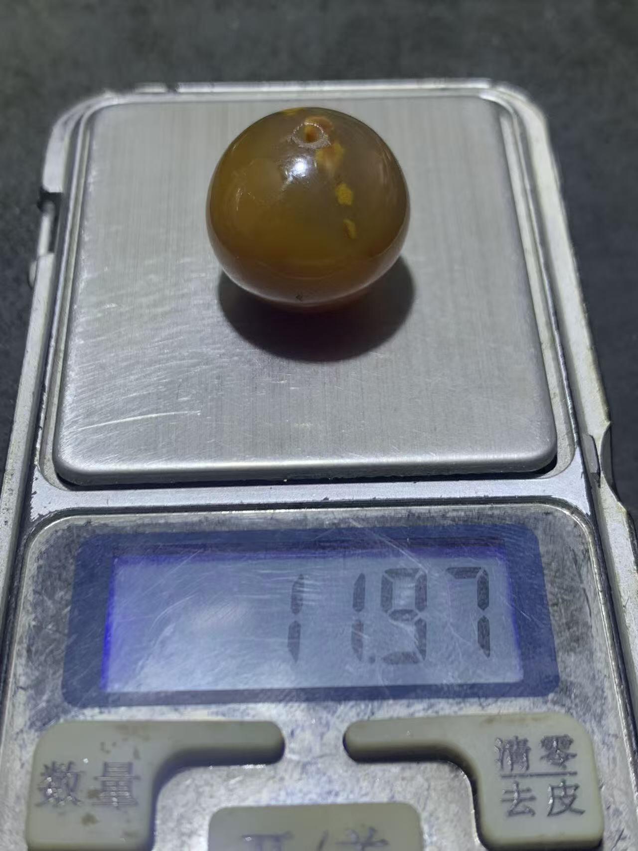 精美蒙料鸡油黄冻料战国红玛瑙圆珠一个，，