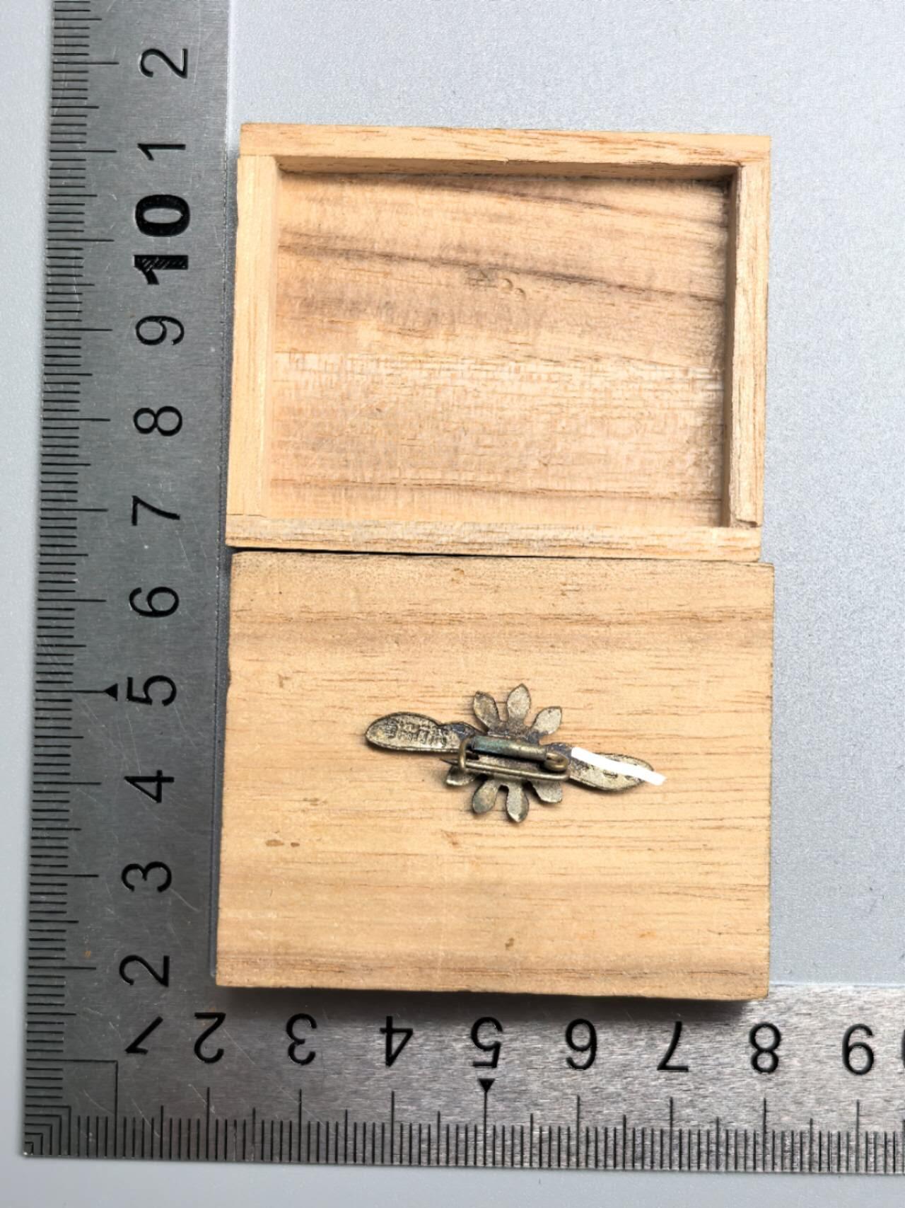 小驴勋章奖章收藏12月06日周六晚六点拍卖（珍爱和平，收藏战争，铭记历史，勿忘国耻，忠党爱国。有偿代拍，送拍规则在简介最后，参拍须阅读规则后再参拍，关系到运费包装发货时效真假辨别等关键信息，拍卖时不再发原图，看大图店主微信码在拍卖店铺介绍里）