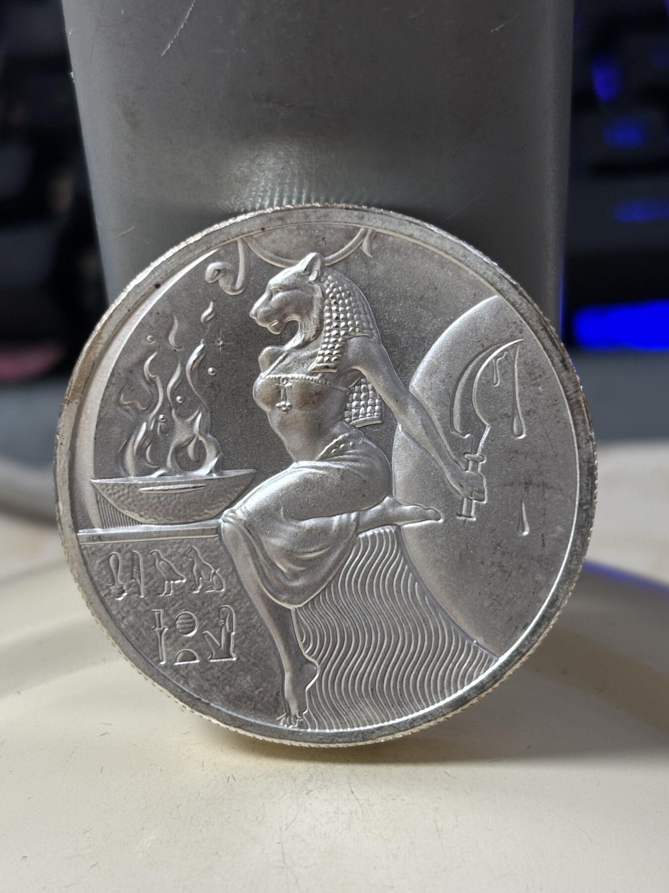 第184期拍卖 美国埃及文化系列狮神塞赫麦特2盎司高浮雕银章，999银银价862，有氧化