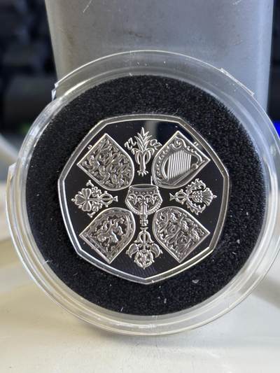 第184期拍卖 - 英国2022年发行致敬女王伊丽莎白二世50便士加厚精制纪念银币，925银，16克，塑料盒有破