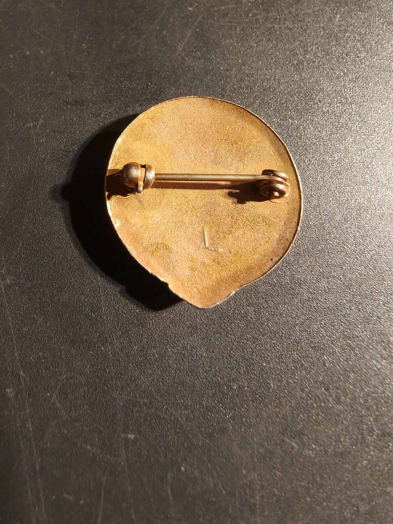 老王徽章第168期 美国二战红十字会证章     早期铜质珐琅    横针版