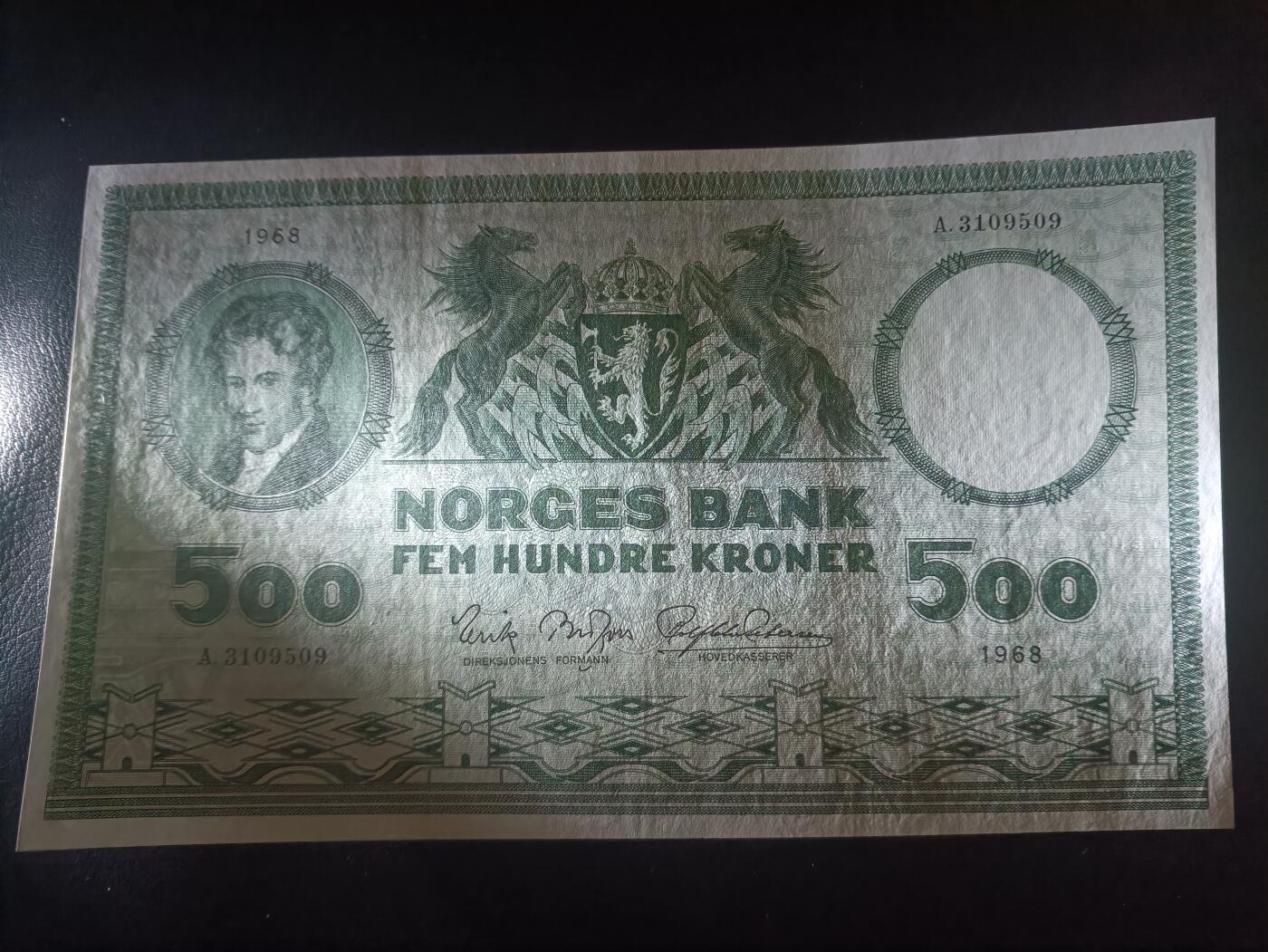 2025十二月第一期，总206期 挪威1968年500克朗AUNC首冠A冠无47，超级大票幅，椭圆函数奠基人之一的数学家阿贝尔和河边工厂里二人进行机械制造的图景，挪威钞票历史上经典的品种之一