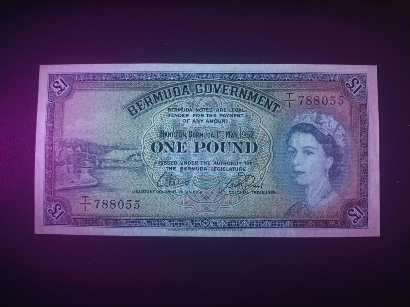 2025十二月第一期，总206期 英属百慕大1957年1镑UNC，稀有高品相经典品种，大冠女王和总督府徽章