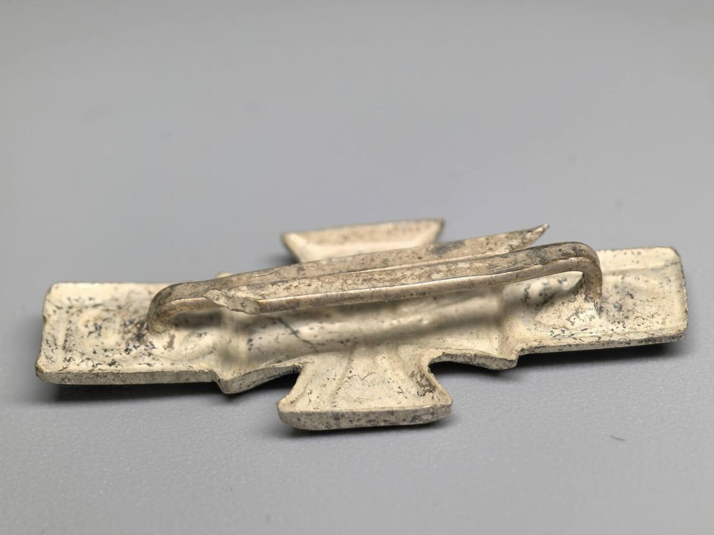 小驴勋章奖章收藏12月06日周六晚六点拍卖（珍爱和平，收藏战争，铭记历史，勿忘国耻，忠党爱国。有偿代拍，送拍规则在简介最后，参拍须阅读规则后再参拍，关系到运费包装发货时效真假辨别等关键信息，拍卖时不再发原图，看大图店主微信码在拍卖店铺介绍里） 德国1957版二级铁十字勋饰