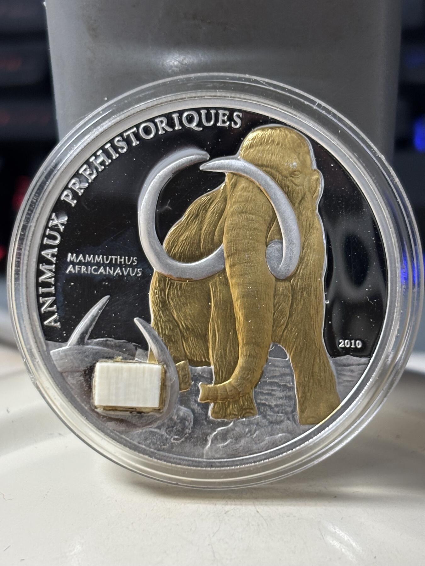 第184期拍卖 获奖币科特迪瓦2010猛犸象镶嵌镀金纪念银币，925银镀金，25克，世界最美25种钱币之一，有氧化