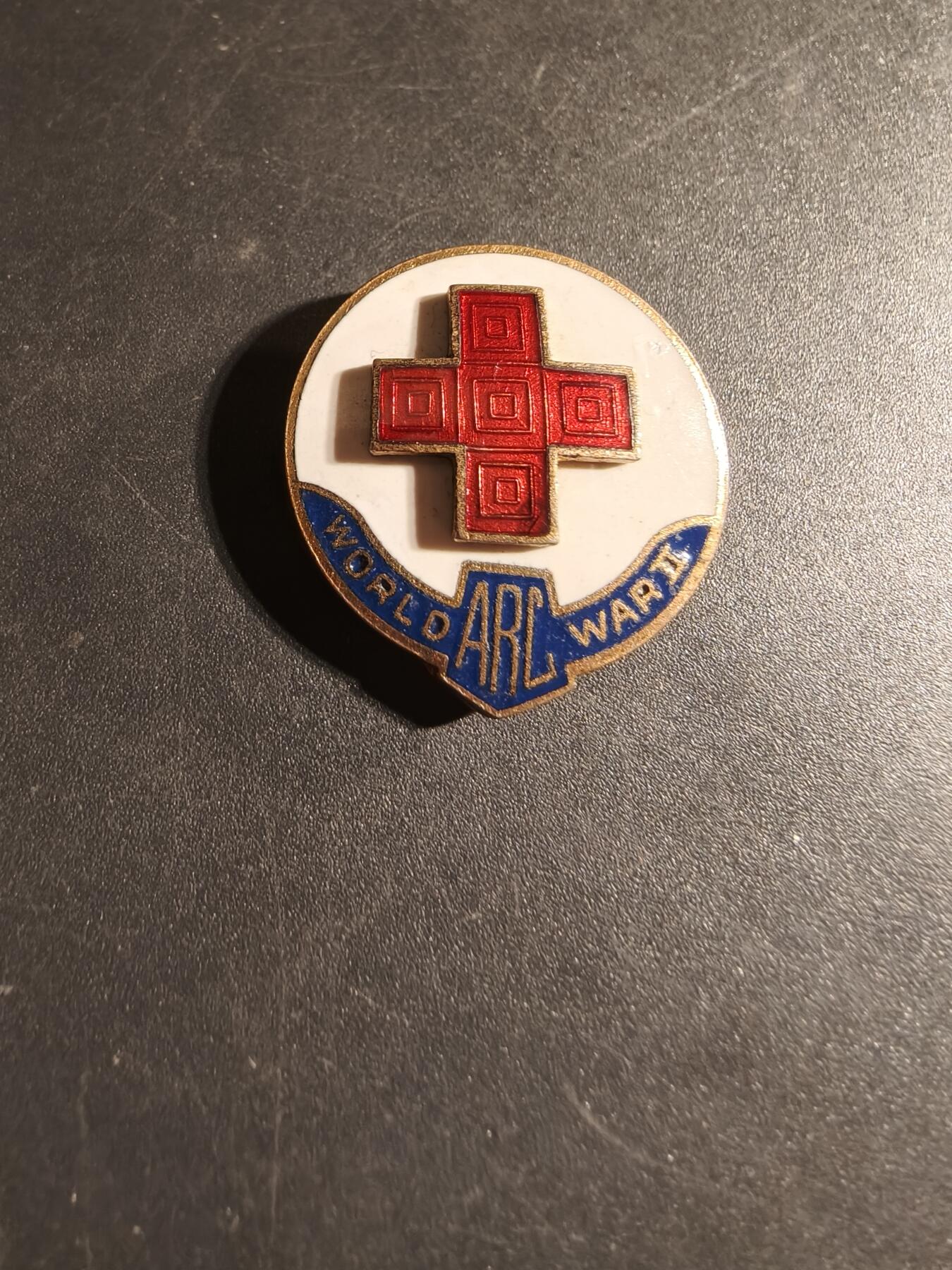 老王徽章第168期 美国二战红十字会证章     早期铜质珐琅    横针版