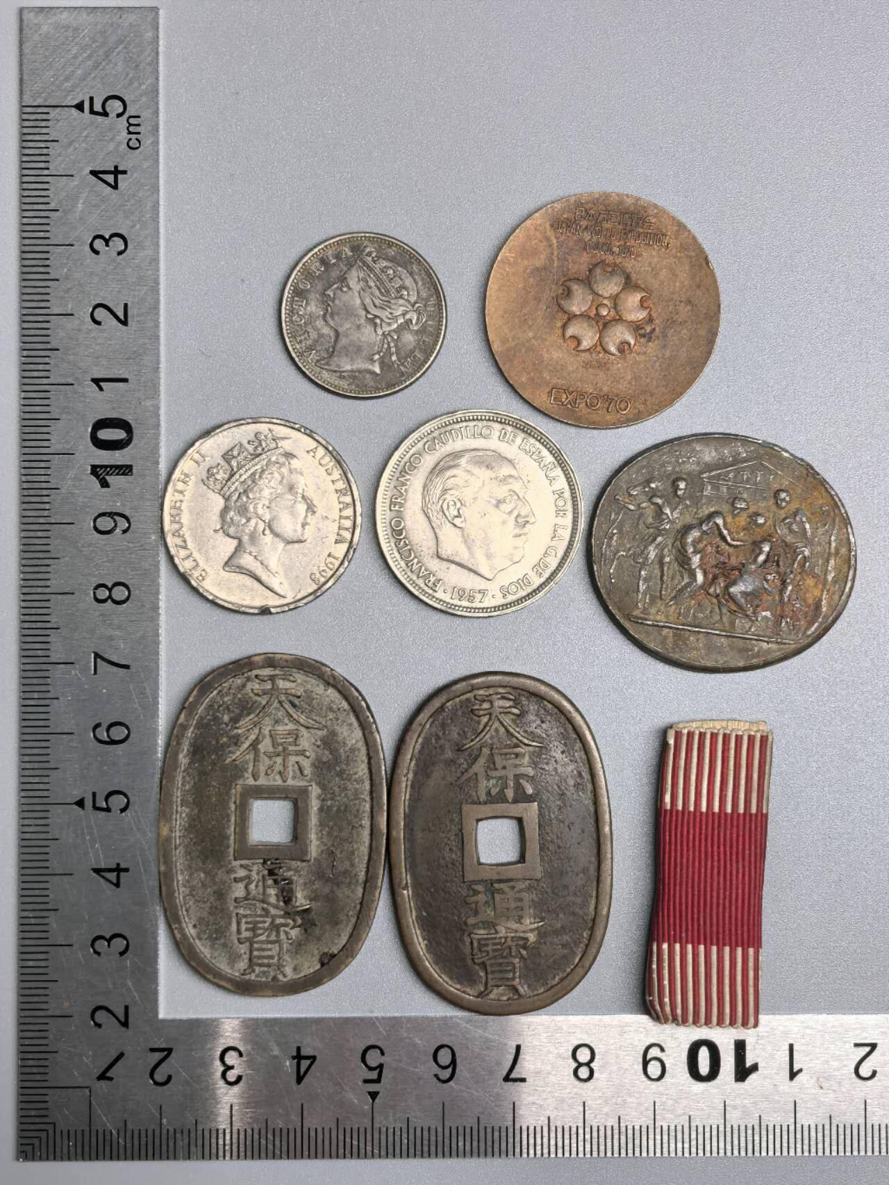 小驴勋章奖章收藏12月06日周六晚六点拍卖（珍爱和平，收藏战争，铭记历史，勿忘国耻，忠党爱国。有偿代拍，送拍规则在简介最后，参拍须阅读规则后再参拍，关系到运费包装发货时效真假辨别等关键信息，拍卖时不再发原图，看大图店主微信码在拍卖店铺介绍里） 币、章牌、略一组，包含两个天宝通宝当百