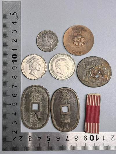 小驴勋章奖章收藏12月06日周六晚六点拍卖（珍爱和平，收藏战争，铭记历史，勿忘国耻，忠党爱国。有偿代拍，送拍规则在简介最后，参拍须阅读规则后再参拍，关系到运费包装发货时效真假辨别等关键信息，拍卖时不再发原图，看大图店主微信码在拍卖店铺介绍里） - 币、章牌、略一组，包含两个天宝通宝当百