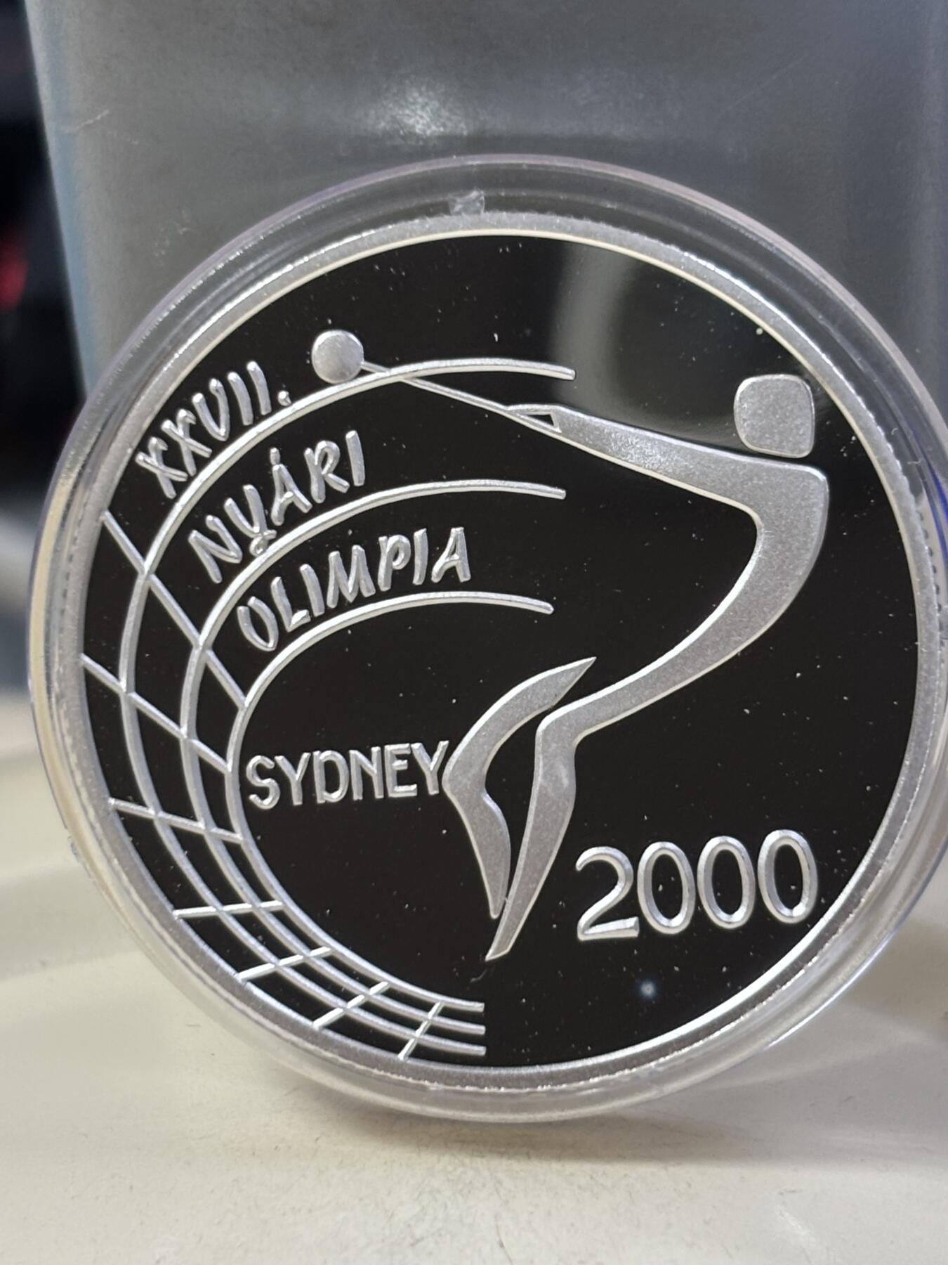 第184期拍卖 匈牙利1999年 27届悉尼奥运会2000福林精制银币 925银 20克银价256 发行量：1万4千 盒证全，盒子断开
