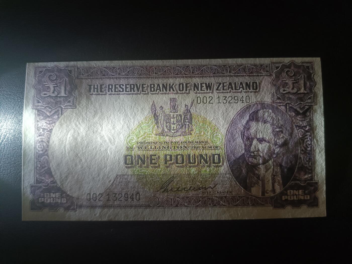 2025十二月第一期，总206期 新西兰1957版1镑AUNC，战后签名，库克船长和帆船