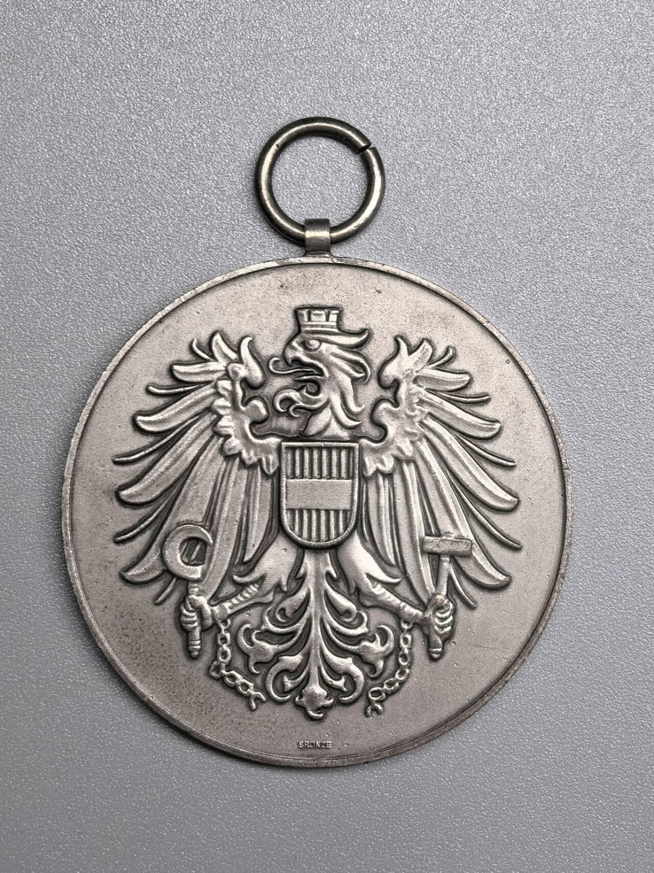 小驴勋章奖章收藏12月06日周六晚六点拍卖（珍爱和平，收藏战争，铭记历史，勿忘国耻，忠党爱国。有偿代拍，送拍规则在简介最后，参拍须阅读规则后再参拍，关系到运费包装发货时效真假辨别等关键信息，拍卖时不再发原图，看大图店主微信码在拍卖店铺介绍里） 奥地利30年服役奖章