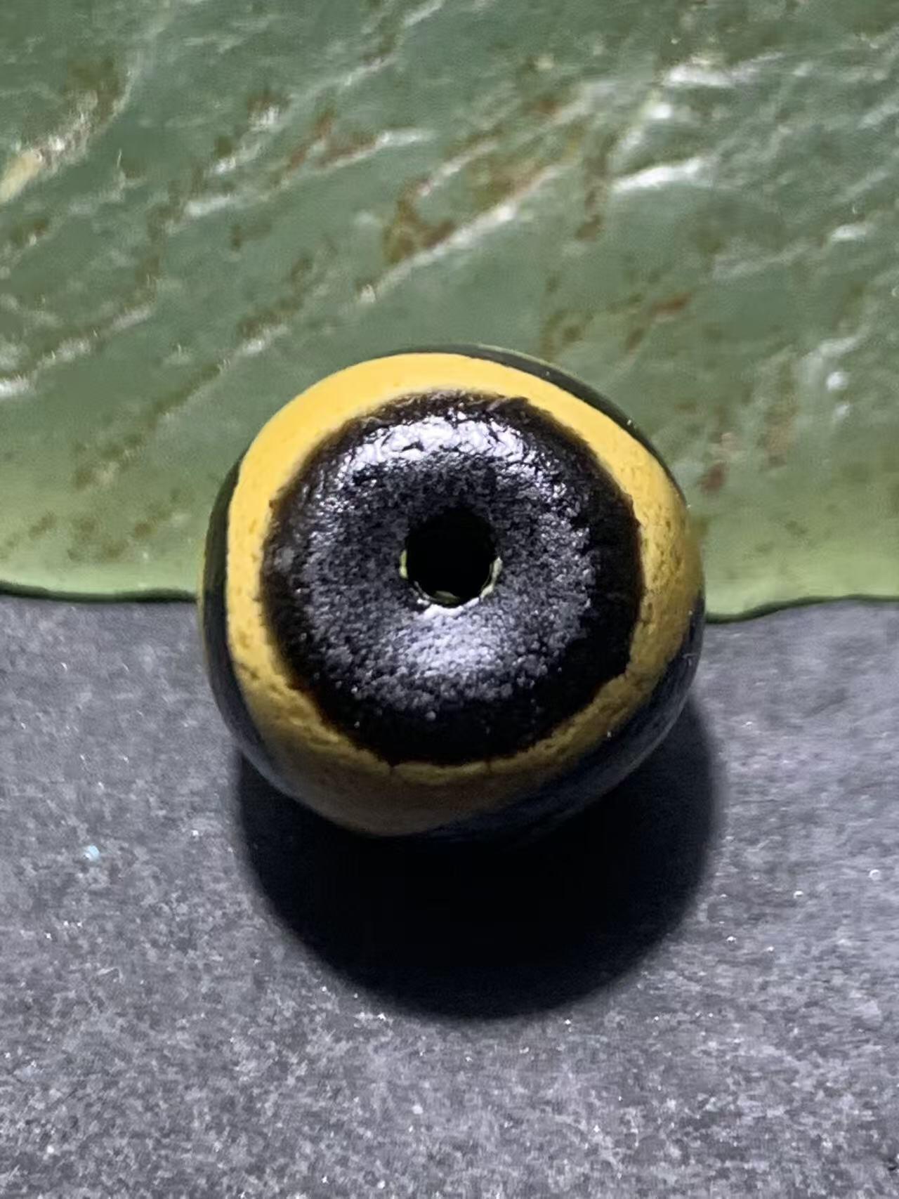 仅此一颗，精品藏传牙黄三眼玛瑙天珠一颗，，