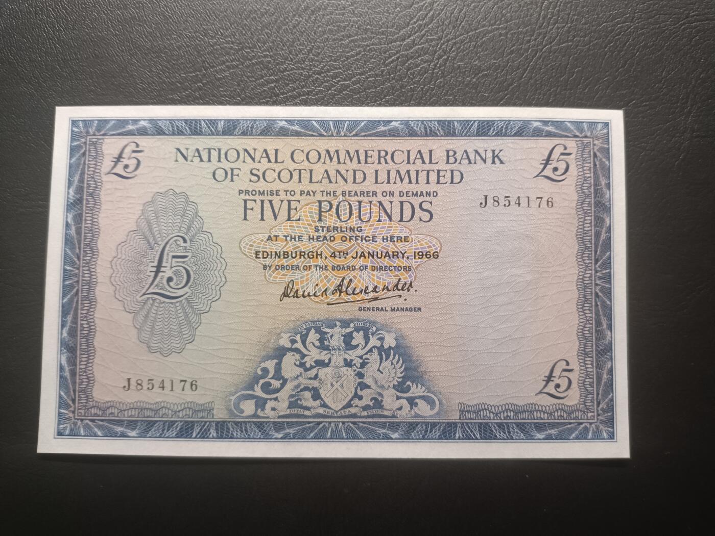 2025十二月第一期，总206期 苏格兰国家商业银行1966年5镑AUNC，银行徽章和19世纪爱丁堡俯瞰图，此银行现在被苏格兰皇家银行收购，已不存在